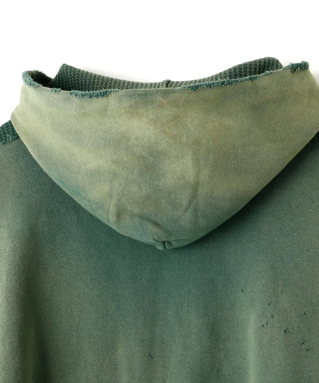SAINT Mxxxxxx DBL FACE ZIP UP HOODIE/GREEN Double-layer destroyed waffle zipper jacket, washed green S-XL, a style that has been used in the summer. After continuous fine polishing, it has finally been shipped. The finished product is simply a work of art. Super heavy washing and distressing. Multiple water fades. Excessive hand-made wormhole destruction processing. Deconstruction and reorganization embroidery technology. Custom-made zippers with LOGO. The color details of the zipper webbing are also correct. Original grade fruit main label and wash water label. Top purchasing grade. A layer of waffle fabric is added to the inner lining to make the overall texture stronger and increase the comfort and warmth of the wearer.